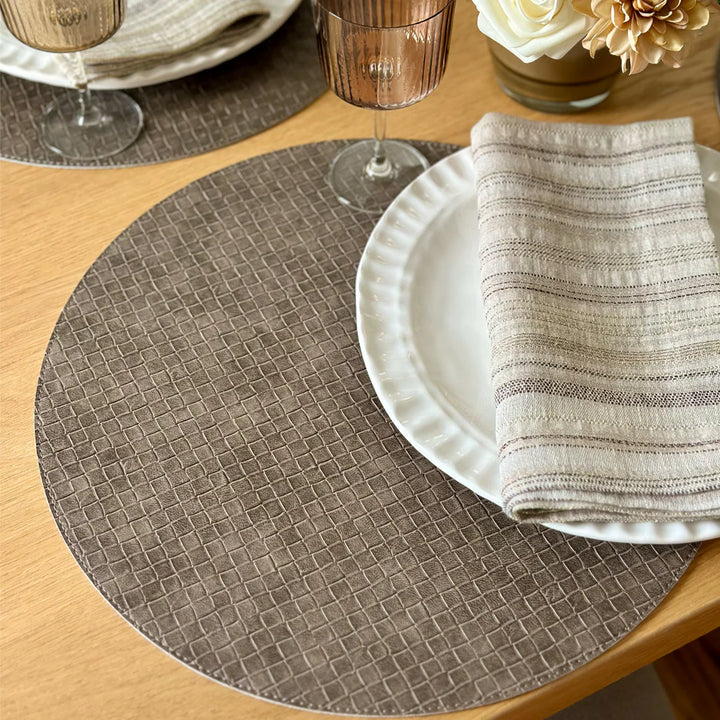 Tressé Round Vinyl Placemats Set of 4 (Black Walnut)
