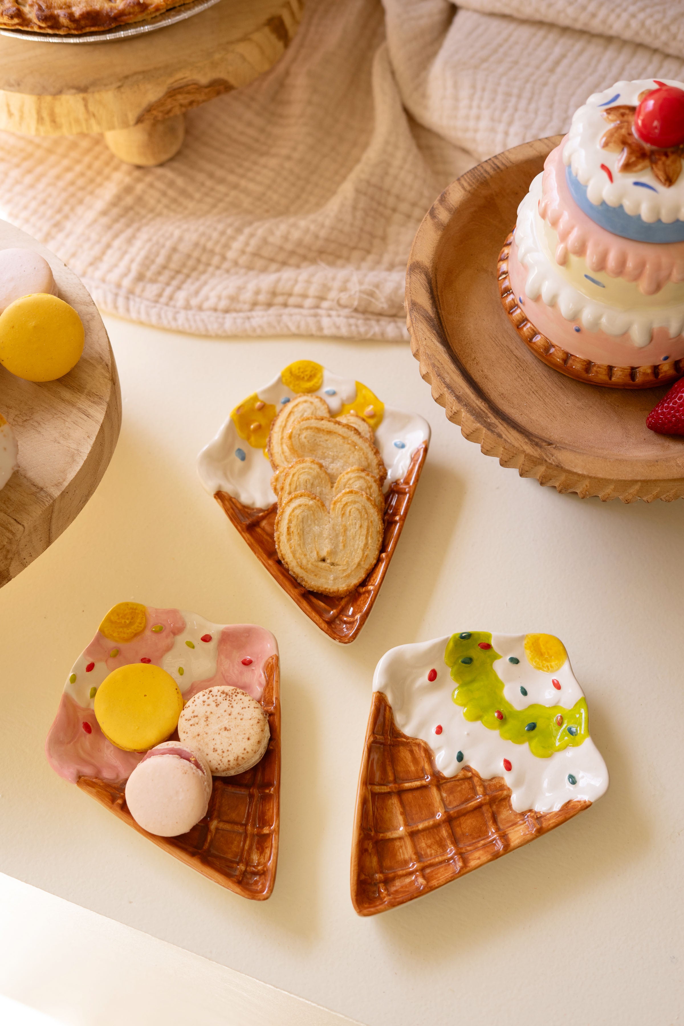 Set of 3 Ceramic Ice Cream Cone Plates - Thumbnail 2