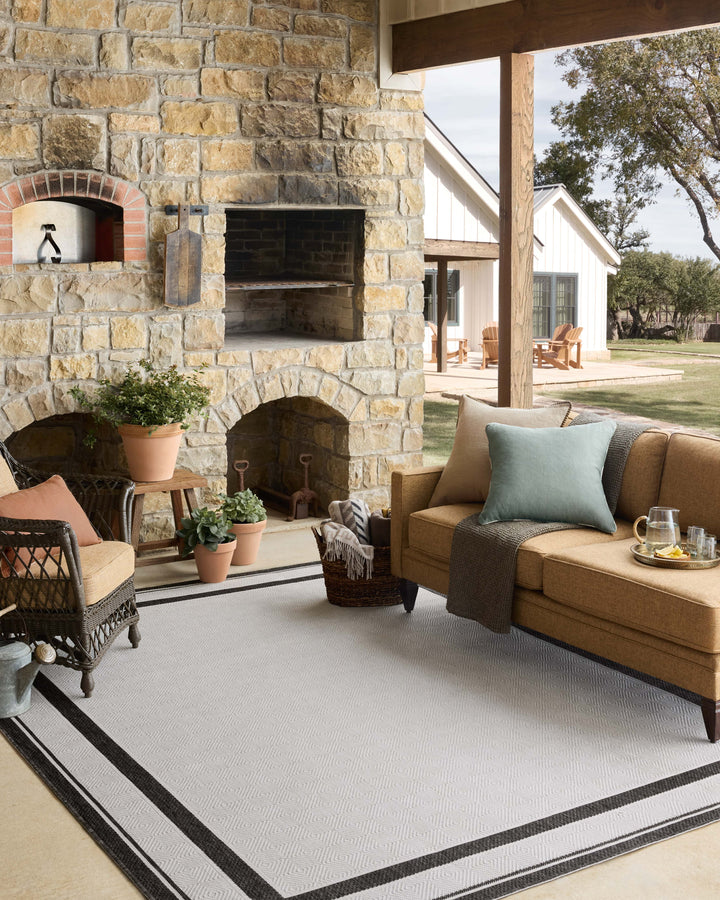Loloi Easton Onyx / Ivory Indoor/Outdoor Accent Rug (ESN-11)