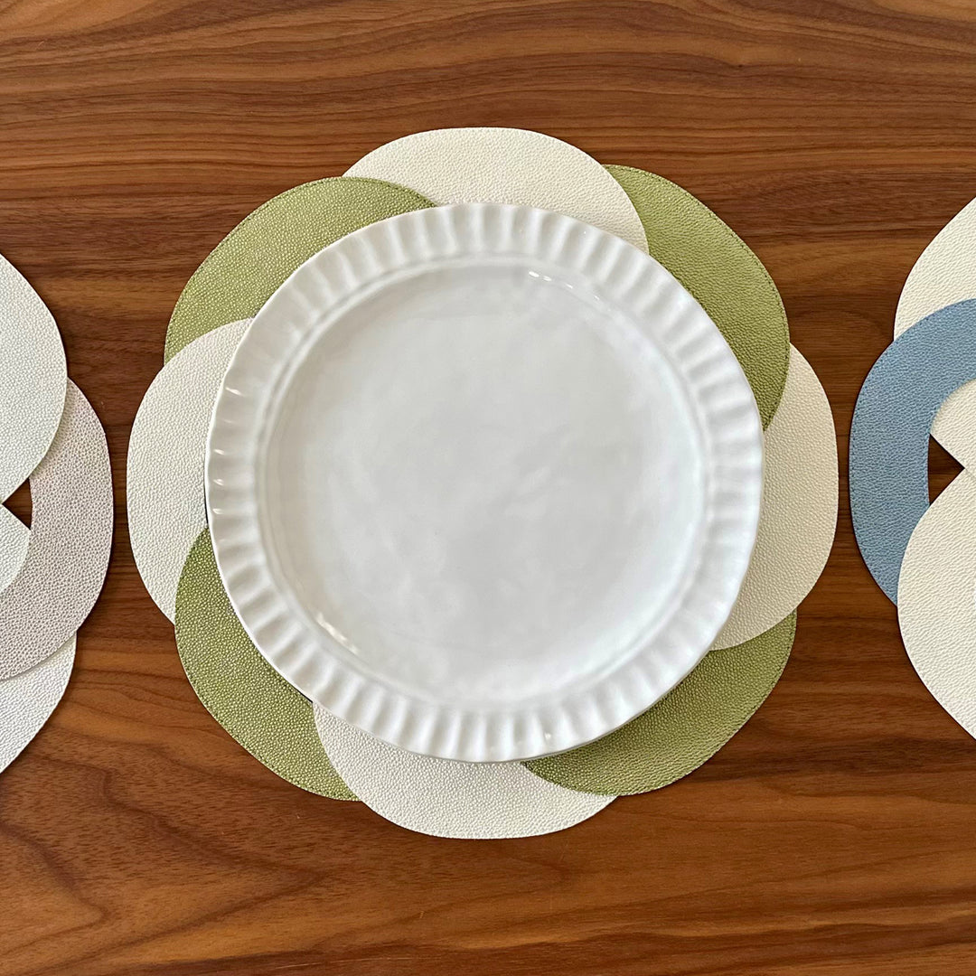 Primrose Vinyl Round Placemats Set of 4 (Willow/Oyster)