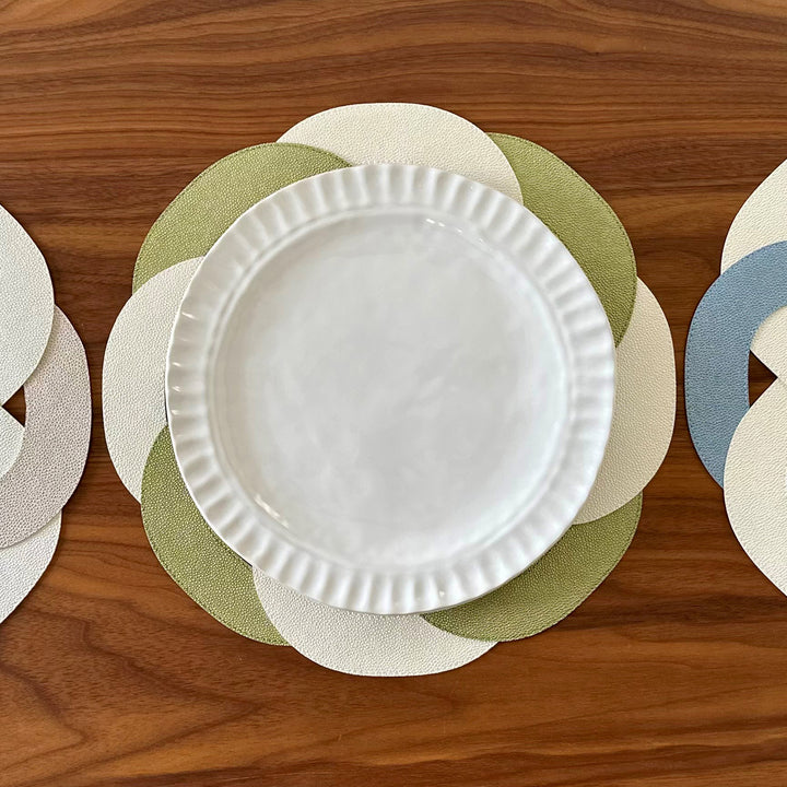 Primrose Vinyl Round Placemats Set of 4 (Willow/Oyster)