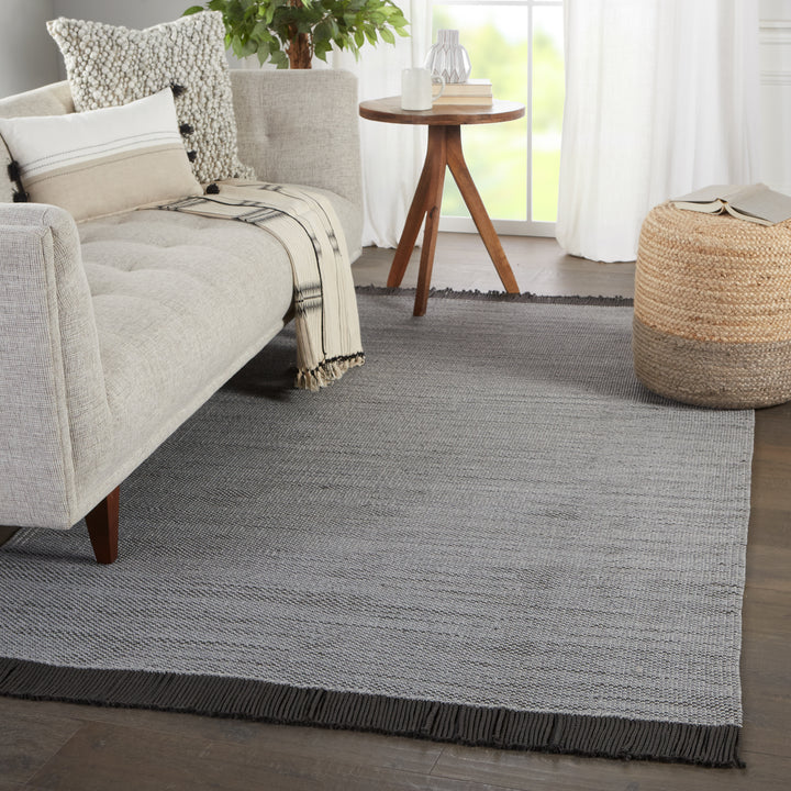 Jaipur Living Savvy Indoor/ Outdoor Solid Gray/ Black Area Rug (SONDER - SOD02)