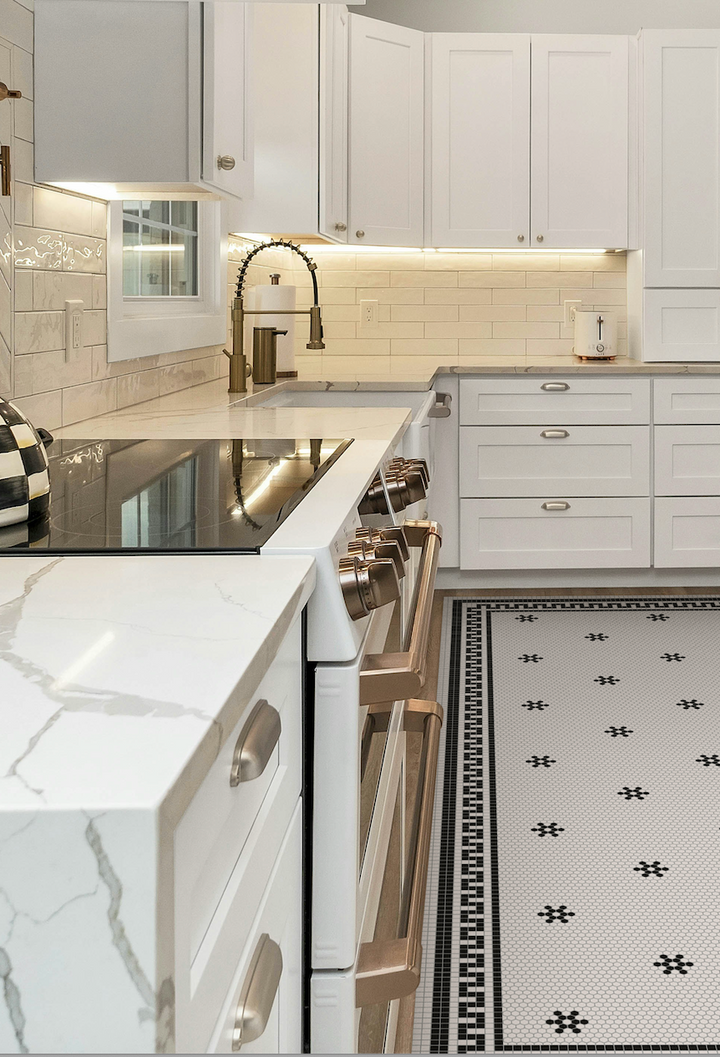 Adama Vinyl Cushioned Comfort Floor Mat (Tuxedo_B)