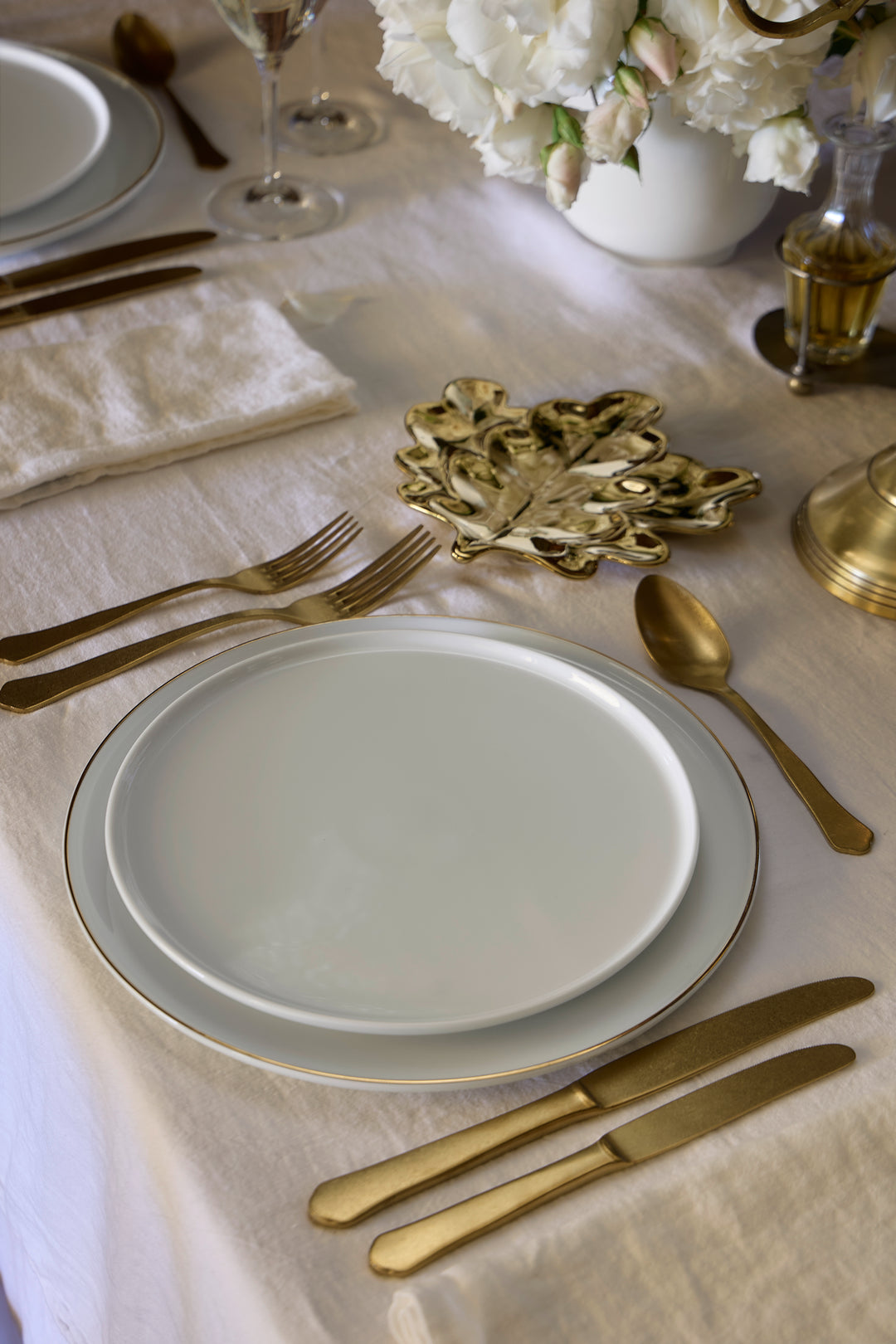 Costa Nova Resonance Porcelain Dinnerware (White/Gold)