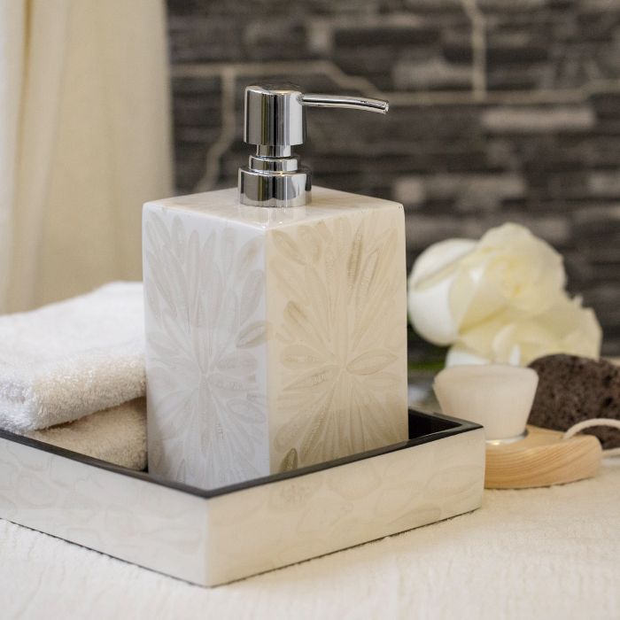 Ladorada Light Almendro Bathroom Accessories