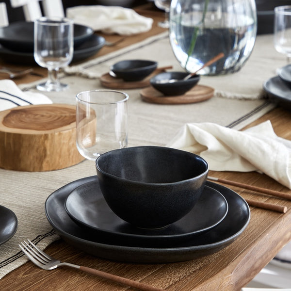 Black dinner plates discount